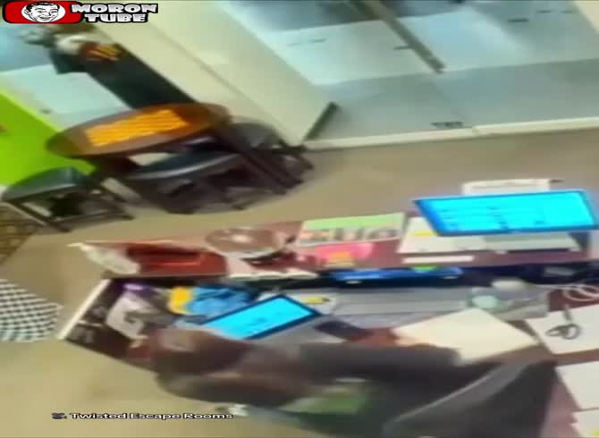 Video :During a shooting in Vancouver, a teenage girl protects her family